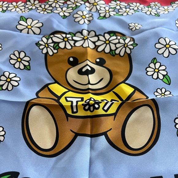 NWOT Moschino Scarf Red daisy bear - Picture 2 of 5